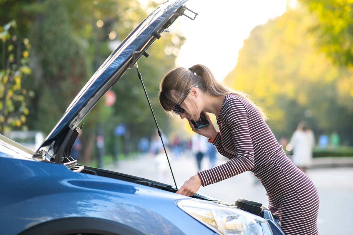 Молодая женщина звонит в компанию AH Assistance Молодая женщина звонит в компанию AH Assistance